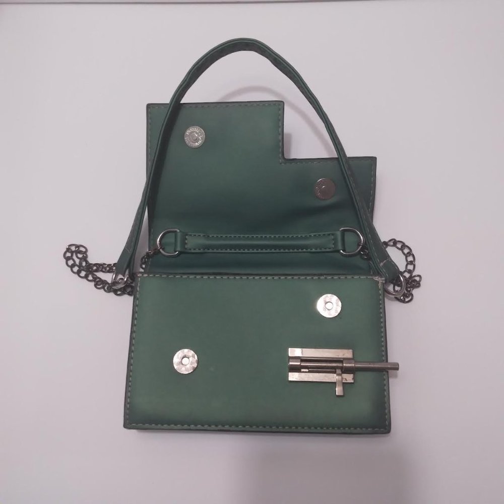 Green Crossbody Bag with Chain Strap and Silver Slide Bolt Latch Lock Unique - Picture 6 of 7